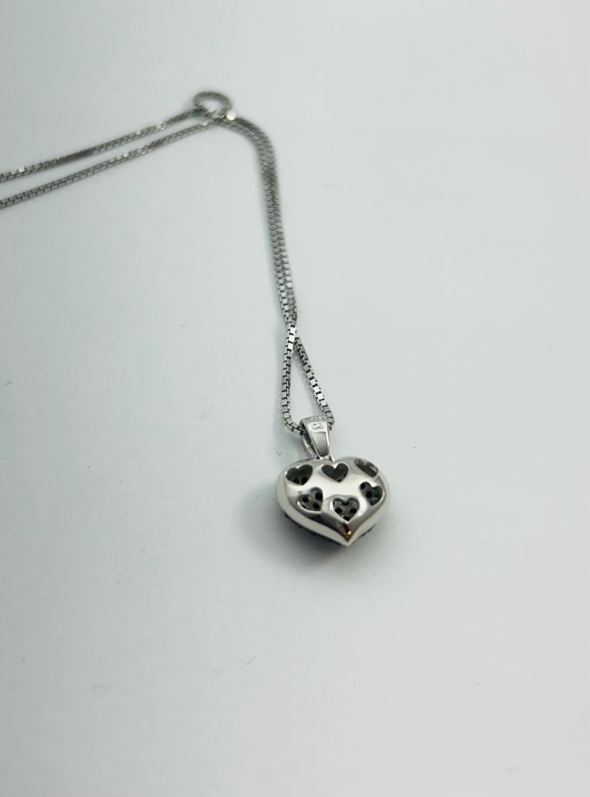 Bold hjerte-smykke svart