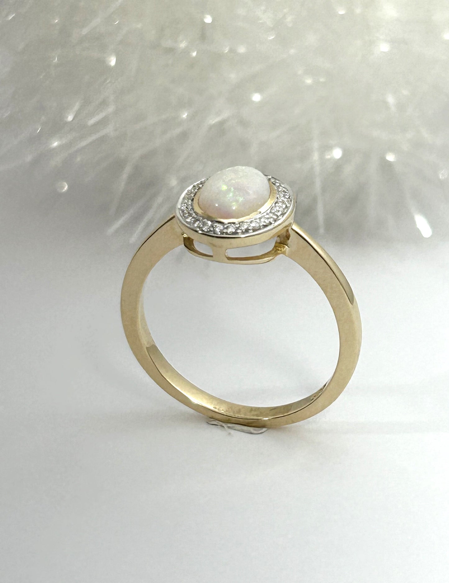 Gullring med opal og diamanter