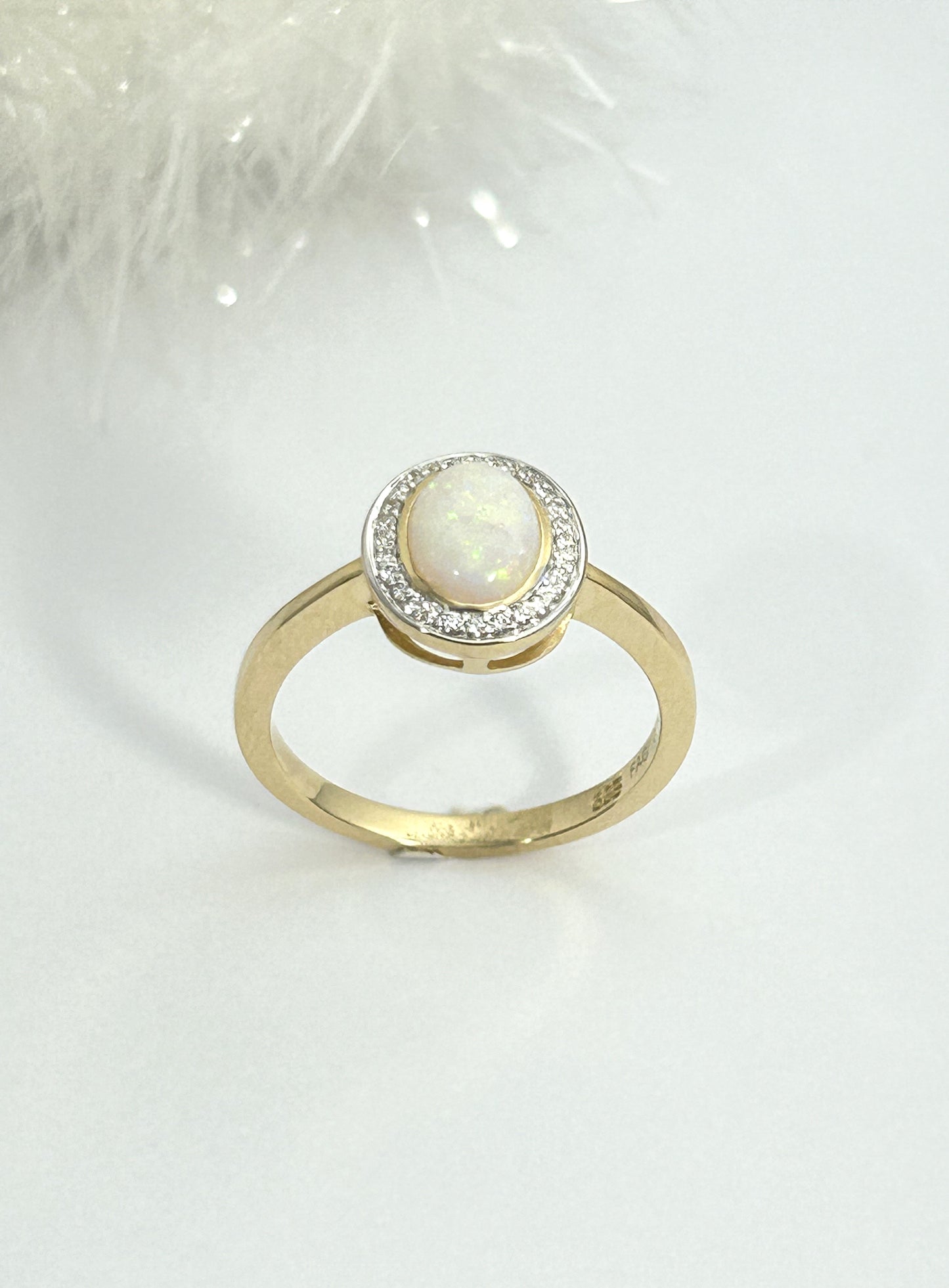 Gullring med opal og diamanter