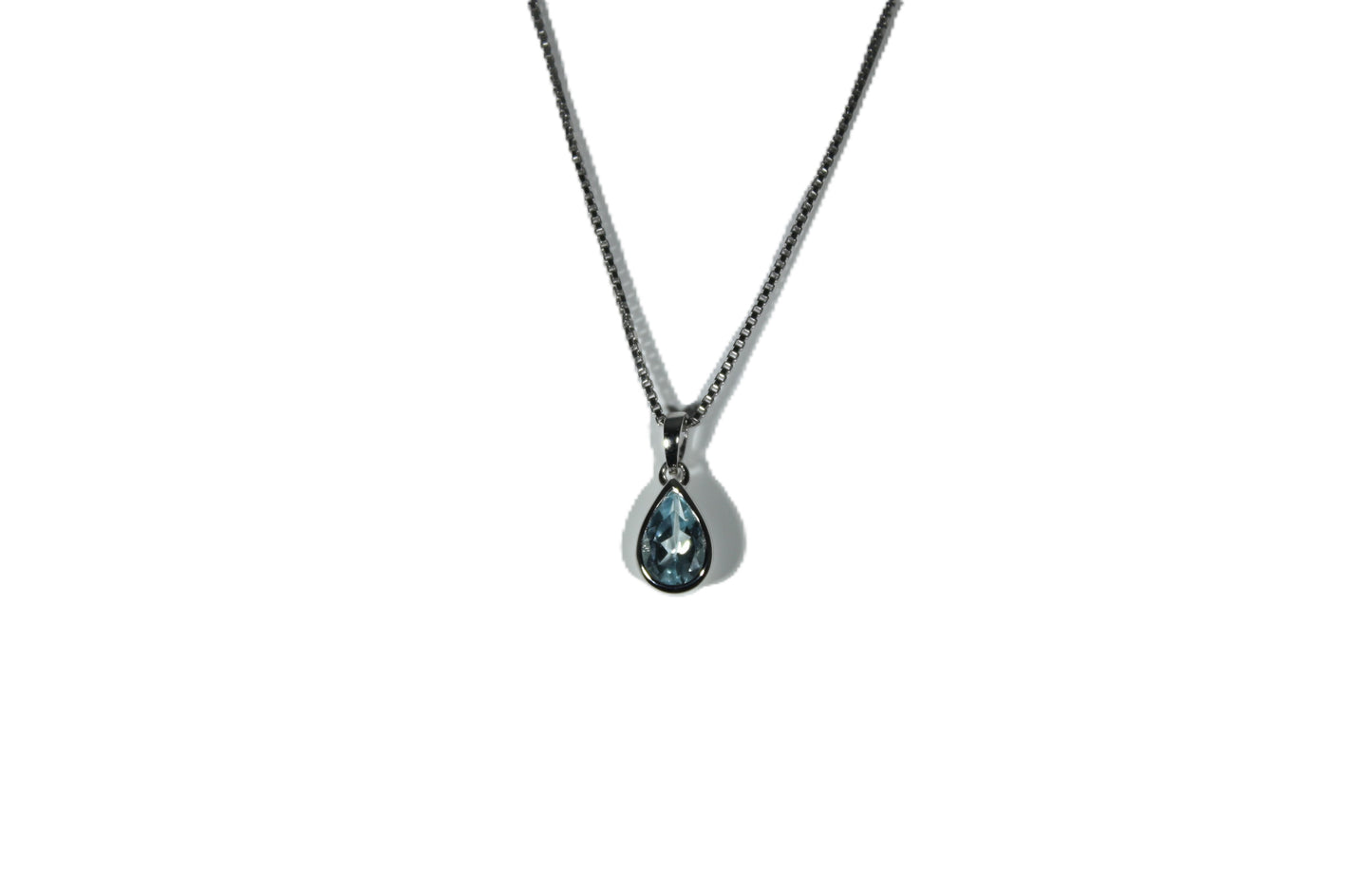 Sølv dråpe smykke. Sky Blue topas