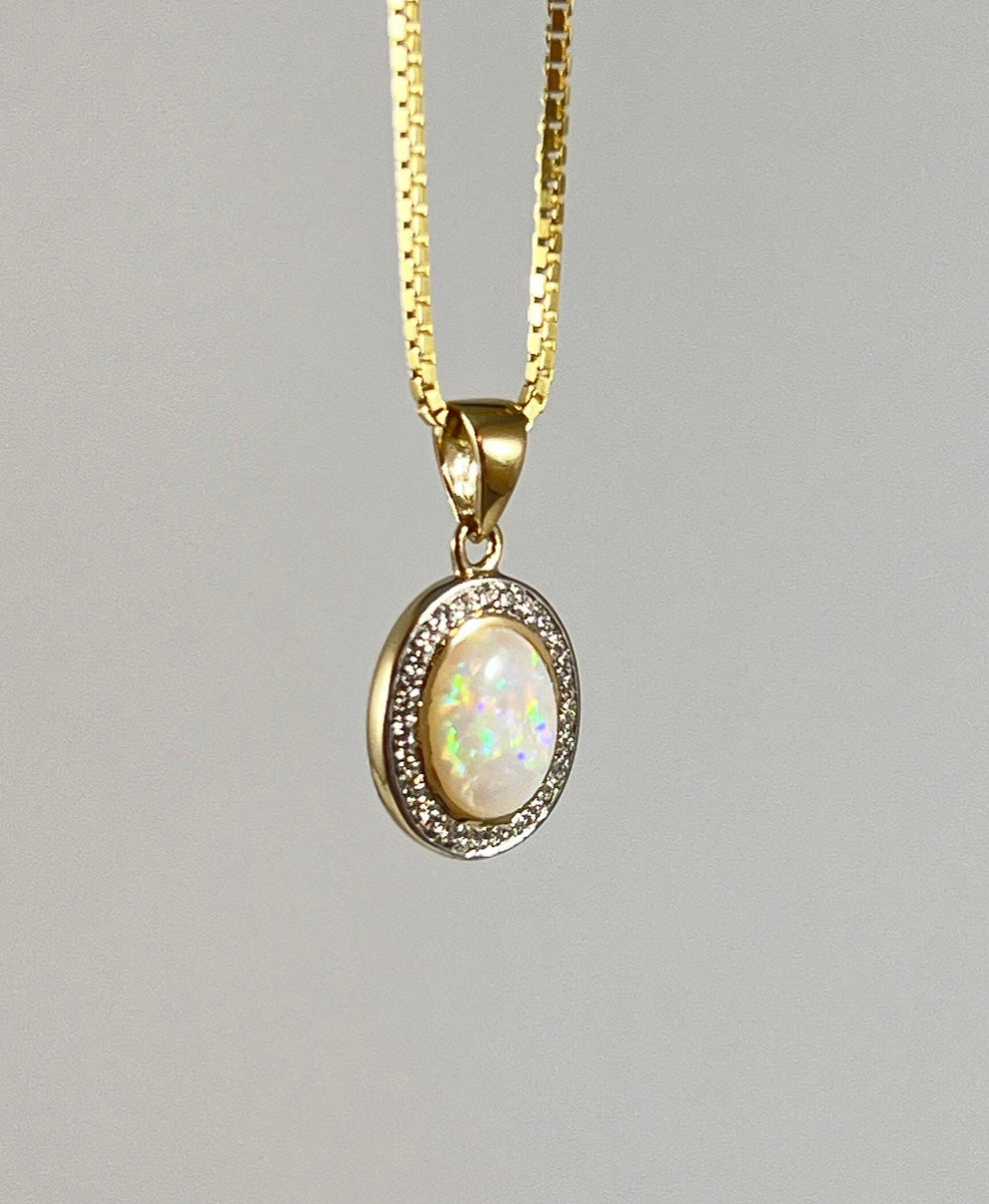 Gull anheng med opal og diamanter