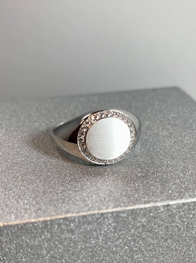 Sølvring signert med zirkonia